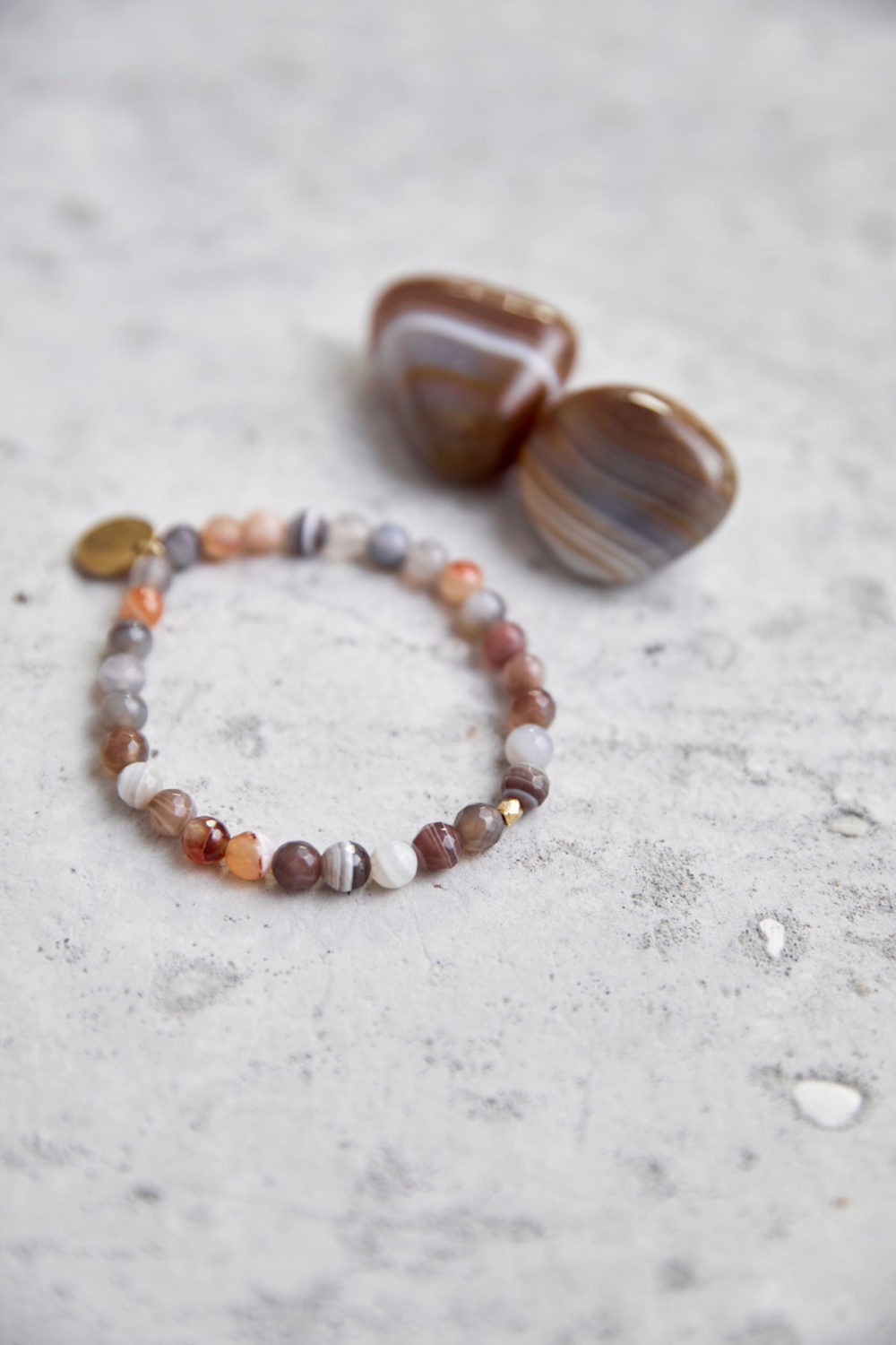 BALANCE Mala Armband aus Achat Steinen mit goldenem Plättchen und Perle und Achat Steine.