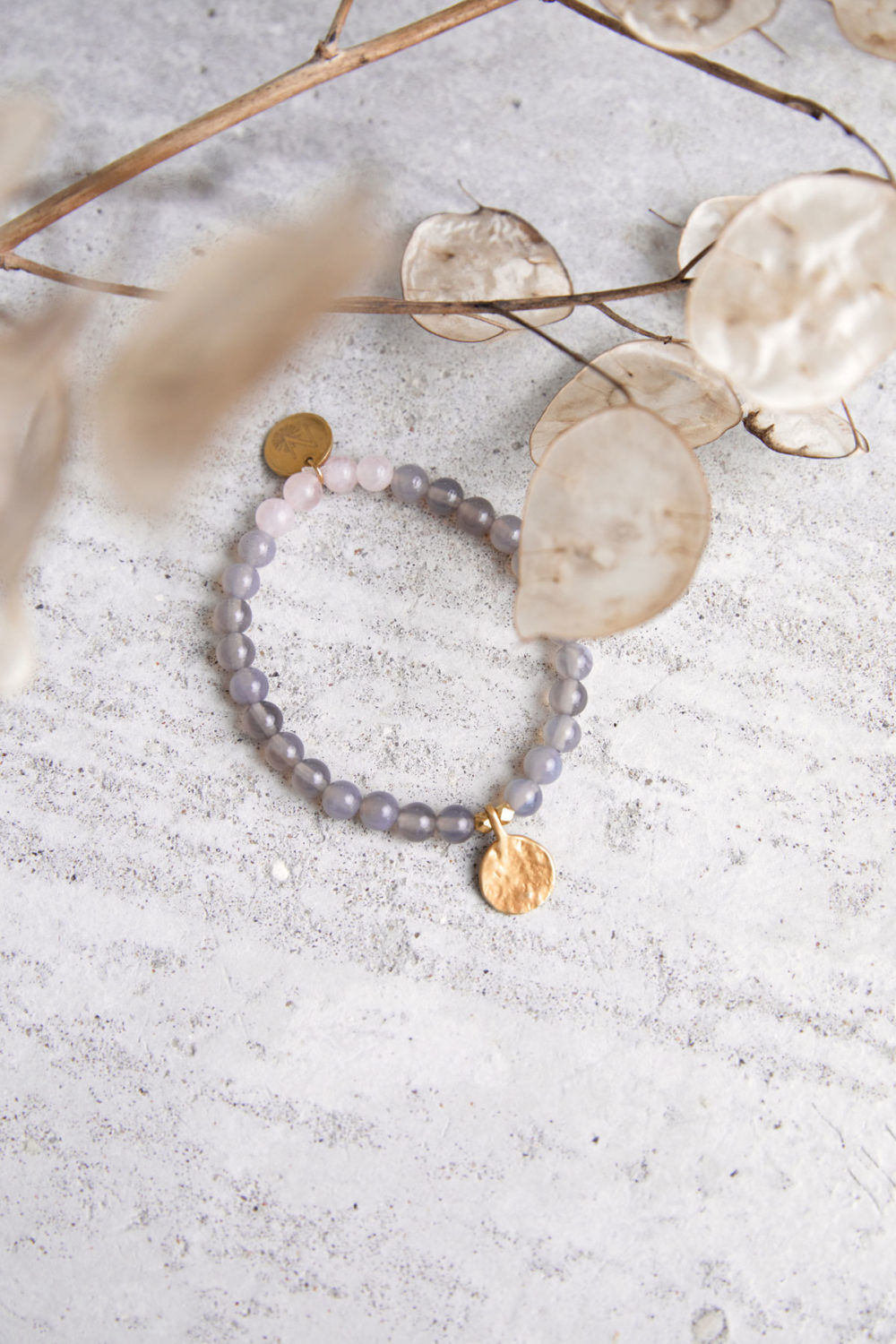 STRONG ROOTS Mala Armband aus Achat und Rosenquarz Steinen mit goldenen Plättchen und Perlen und Trockenblumen.
