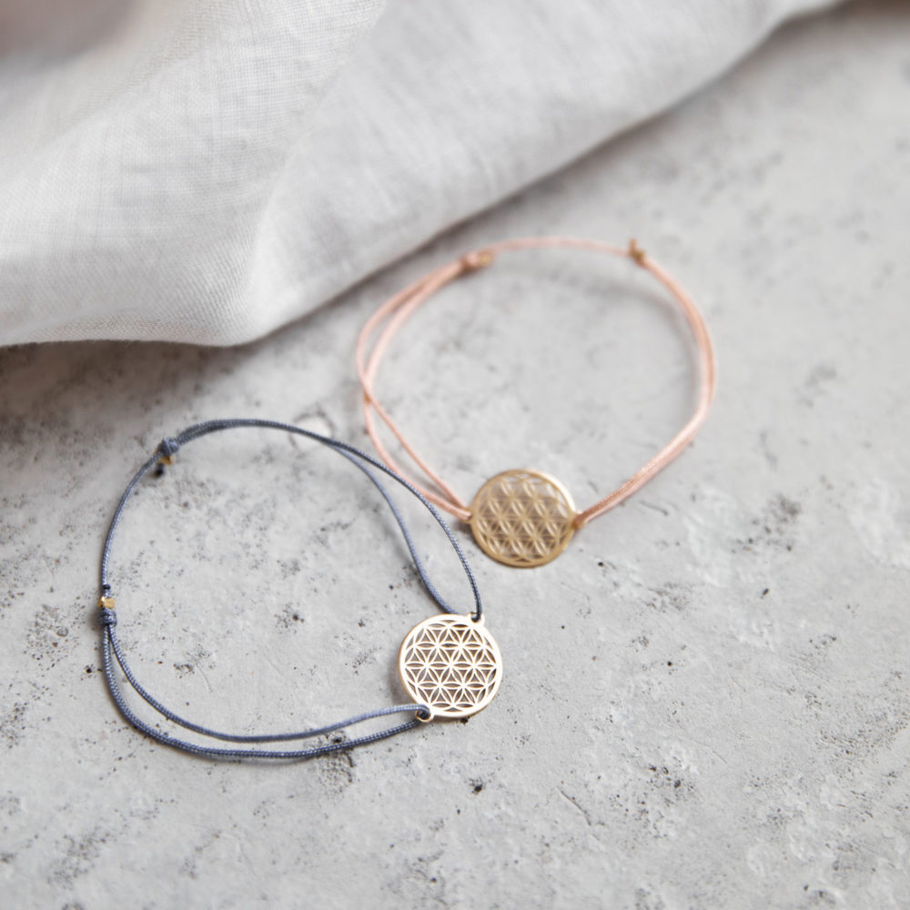 FLOWER OF LIFE Armband verstellbares Schiebearmband mit goldener Lebensblume und rosa und blauem grauem Band. Tuch, NAIONA.