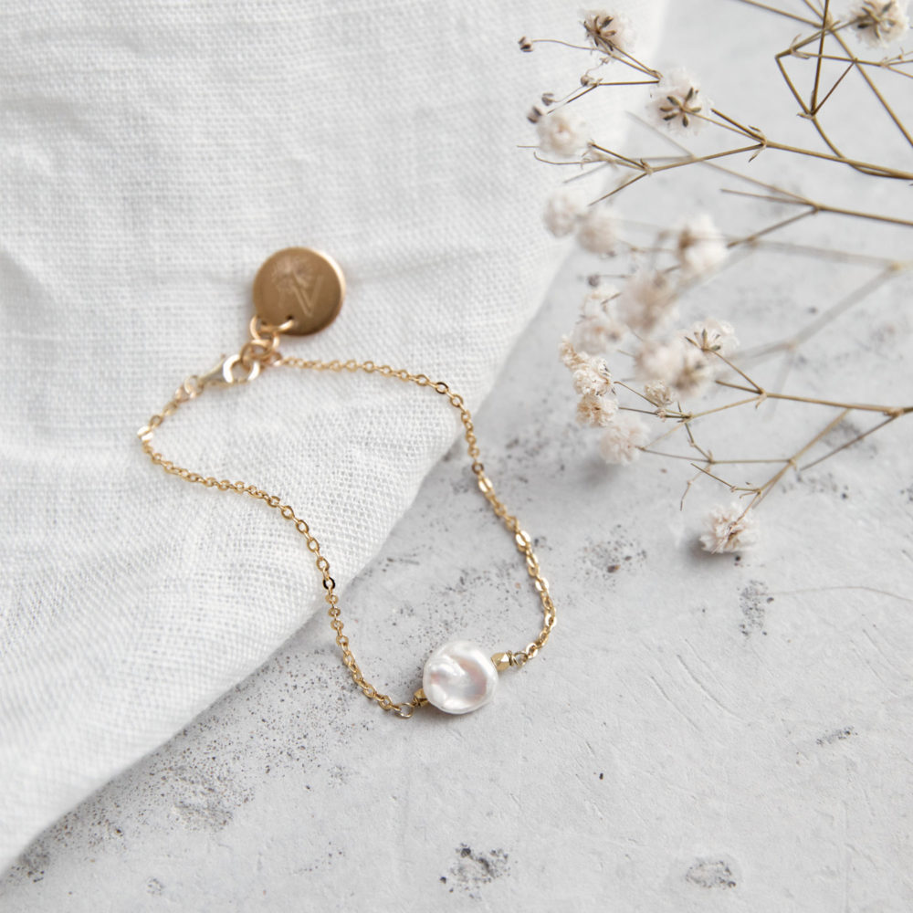 MALIA Armband gold mit Süßwasserperle, goldenem NAIONA Plättchen und Perlen. Trockenblumen, Tuch.