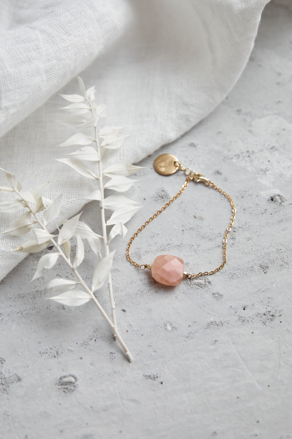 PAUKAA Armband gold mit Mondstein rosé und goldenem NAIONA Plättchen und Perlen. Trockenblumen, Tuch.