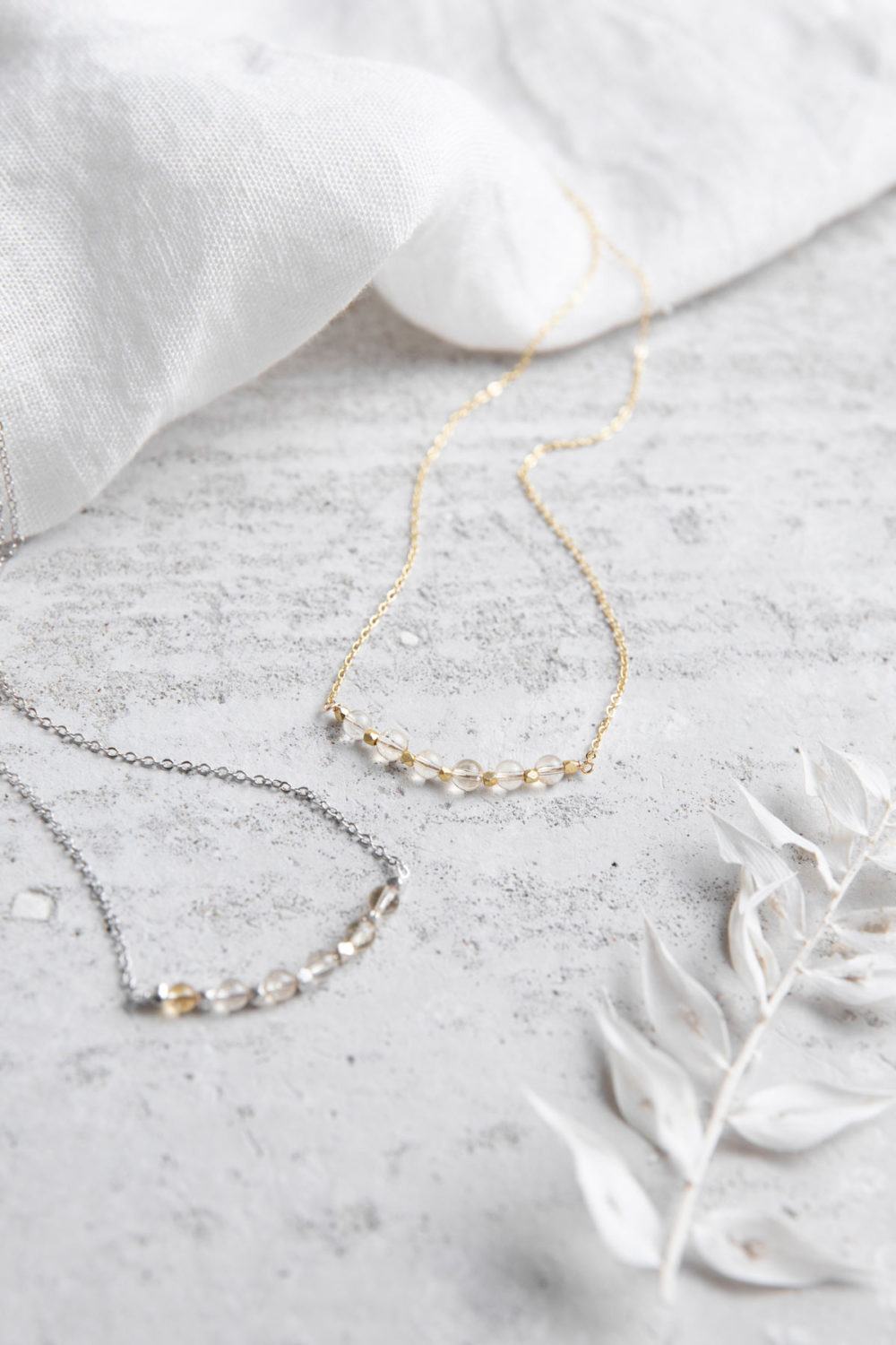 KUALA Kette gold silber mit Citrin Steinen und silbernen oder goldenen Perlen und NAIONA Plättchen. Tuch, Trockenblumen.