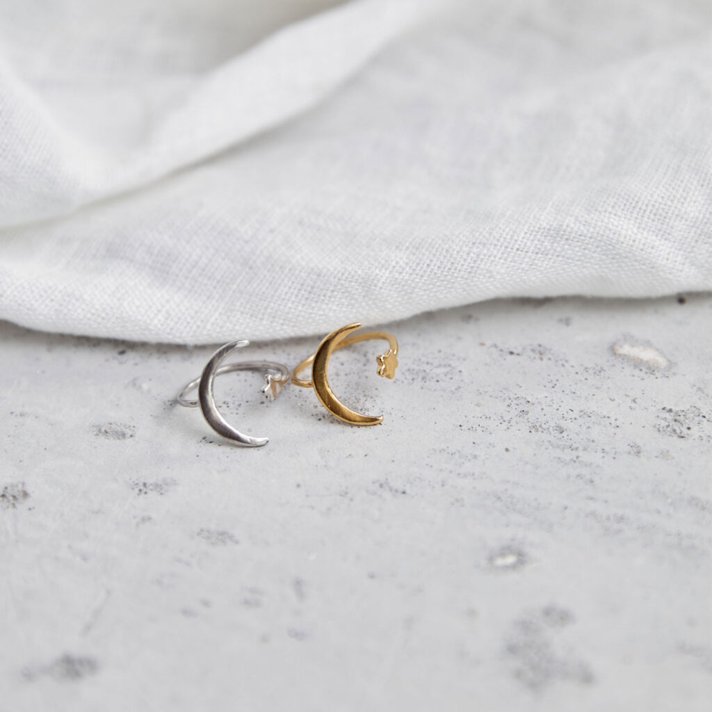 MOONCHILD Ring silber gold mit Mond Halbmond Mondsichel und Stern. NAIONA, Fingerschmuck, Tuch