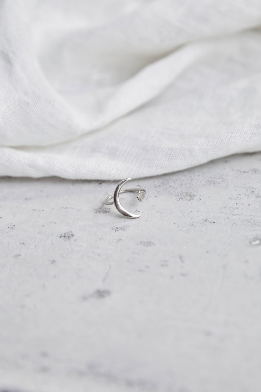 MOONCHILD Ring silber mit Mond Halbmond Mondsichel und Stern. NAIONA, Fingerschmuck, Tuch